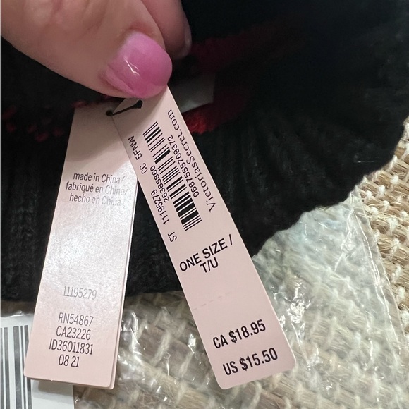 Victoria’s Secret beanie with pom Buffalo check red black fall winter NEW NWT 🎁 - Picture 5 of 5